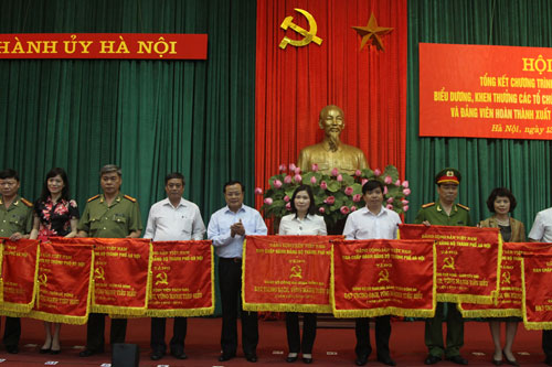 Ban Thường vụ Thành ủy Hà Nội tặng bằng khen cho các tập thể có thành tích xuất sắc trong thực hiện Chương trình 01